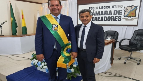 Prefeito reeleito de Feijó, Kiefer Cavalcante, vice e 13 vereadores tomam posse na Câmara